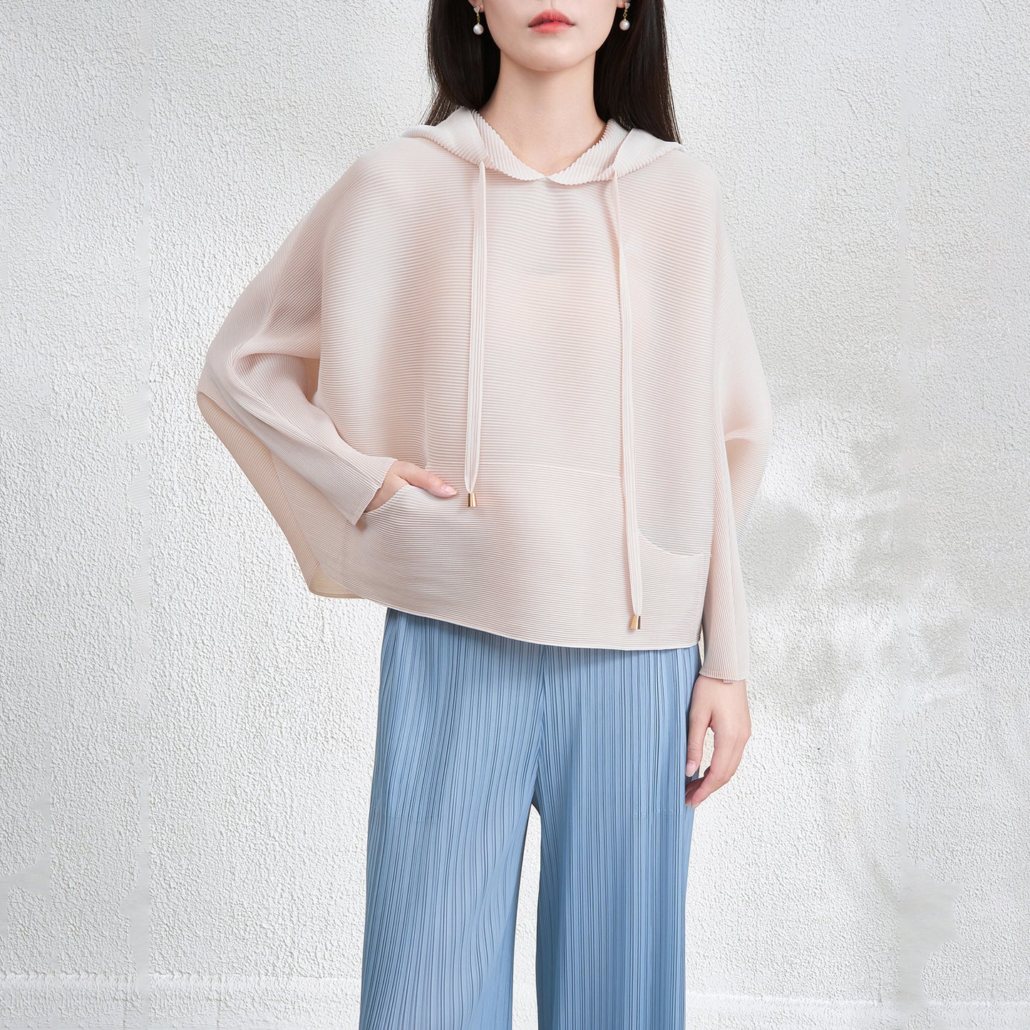 Wrinkled hooded sweatshirt for women with loose bat sleeves and top