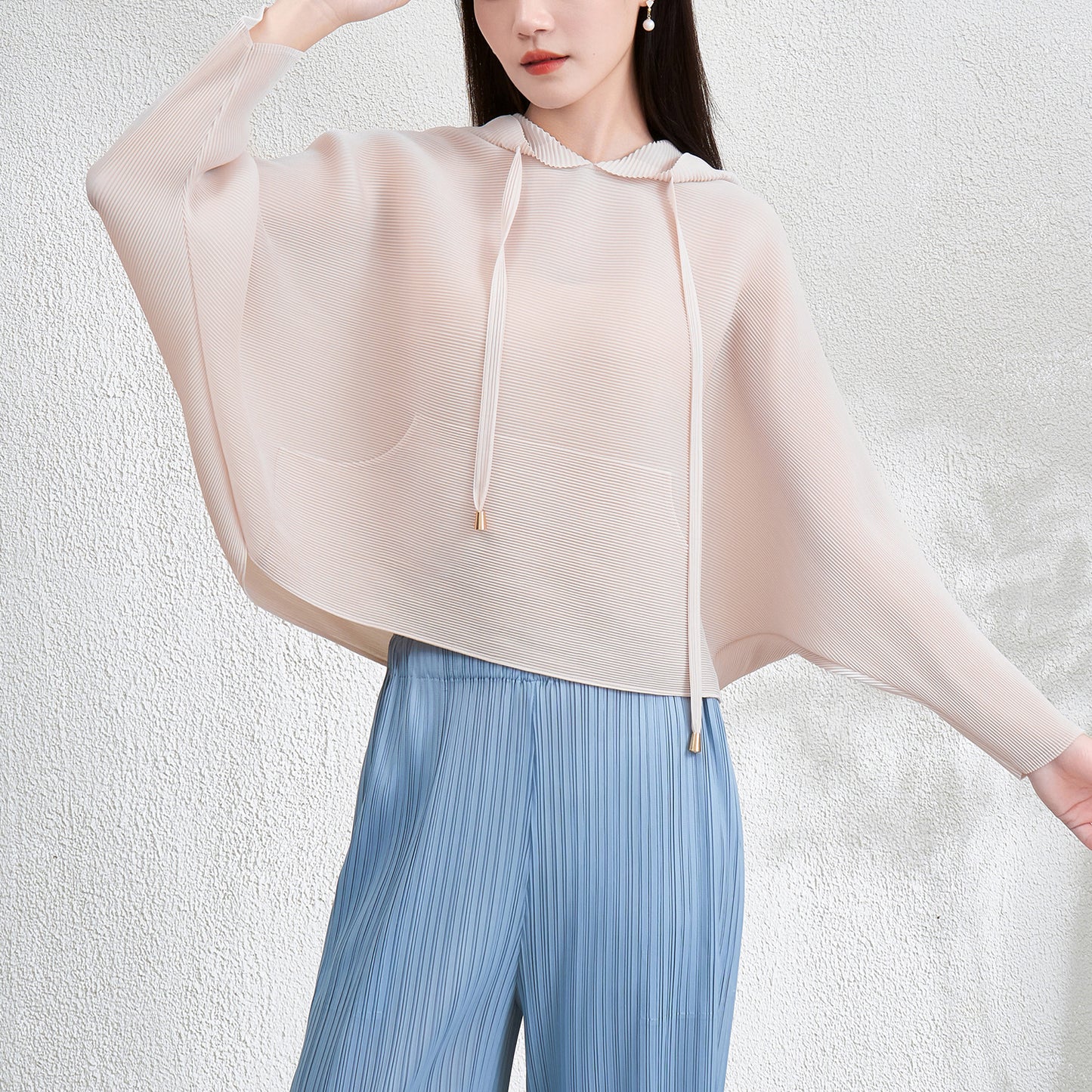 Wrinkled hooded sweatshirt for women with loose bat sleeves and top
