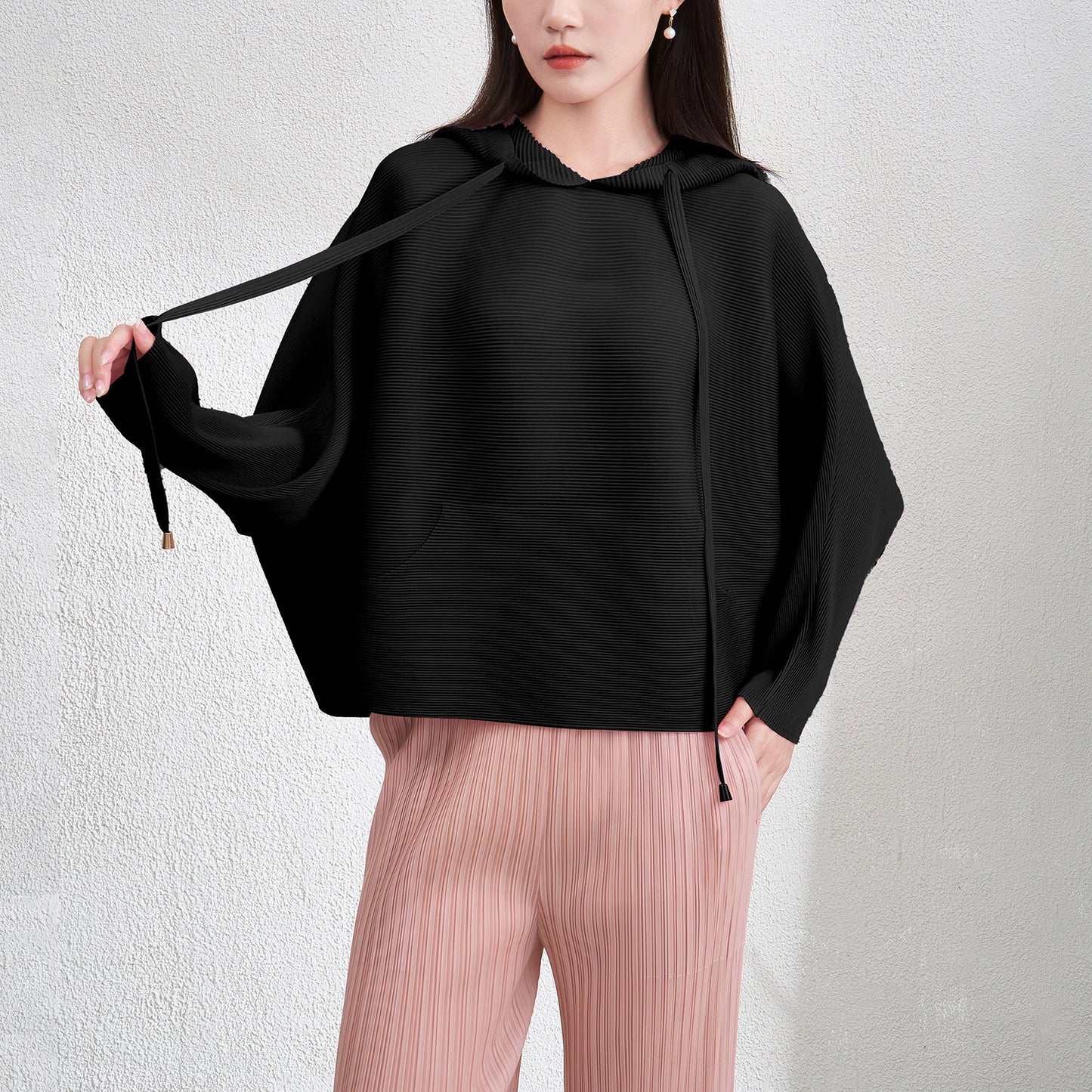 Wrinkled hooded sweatshirt for women with loose bat sleeves and top