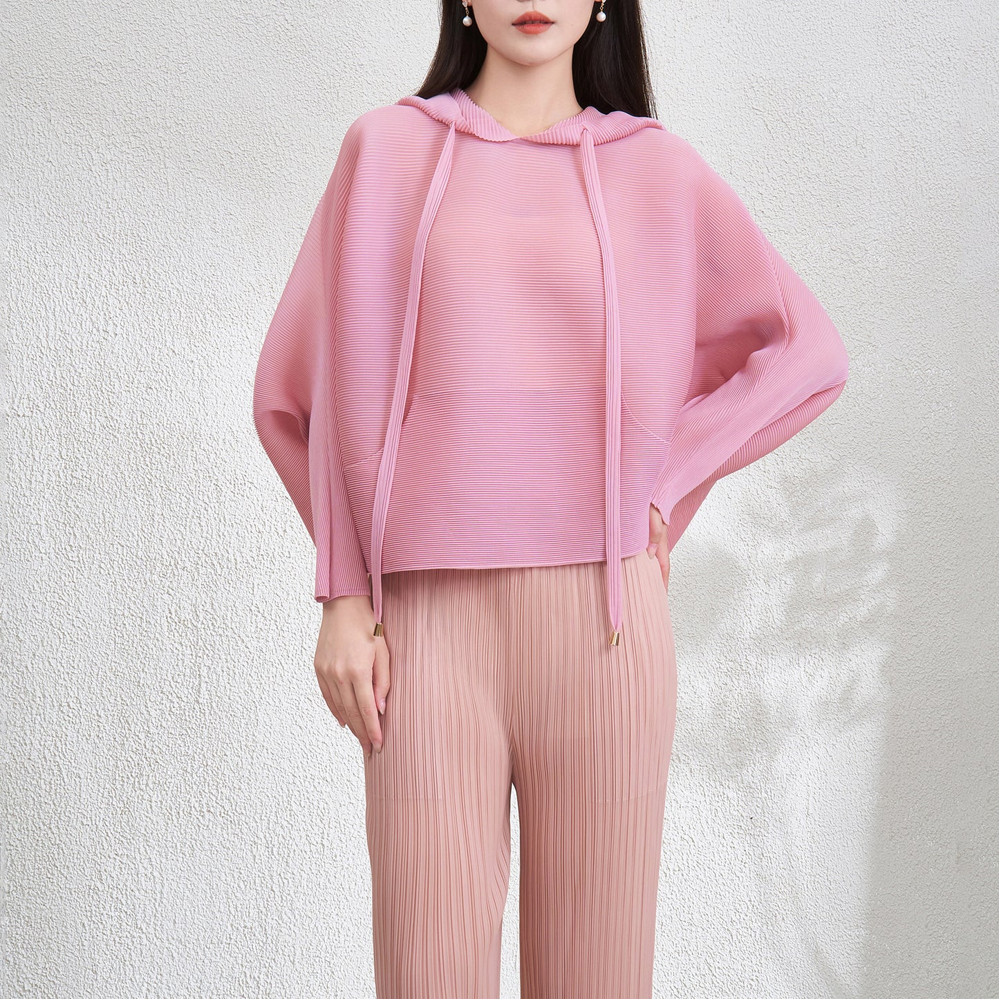 Wrinkled hooded sweatshirt for women with loose bat sleeves and top