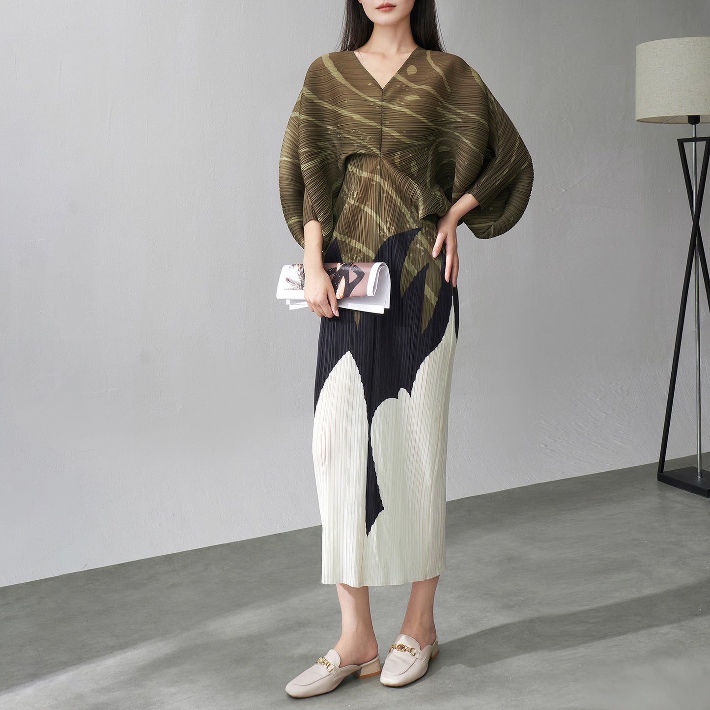 Wrinkled bat sleeve V-neck skirt