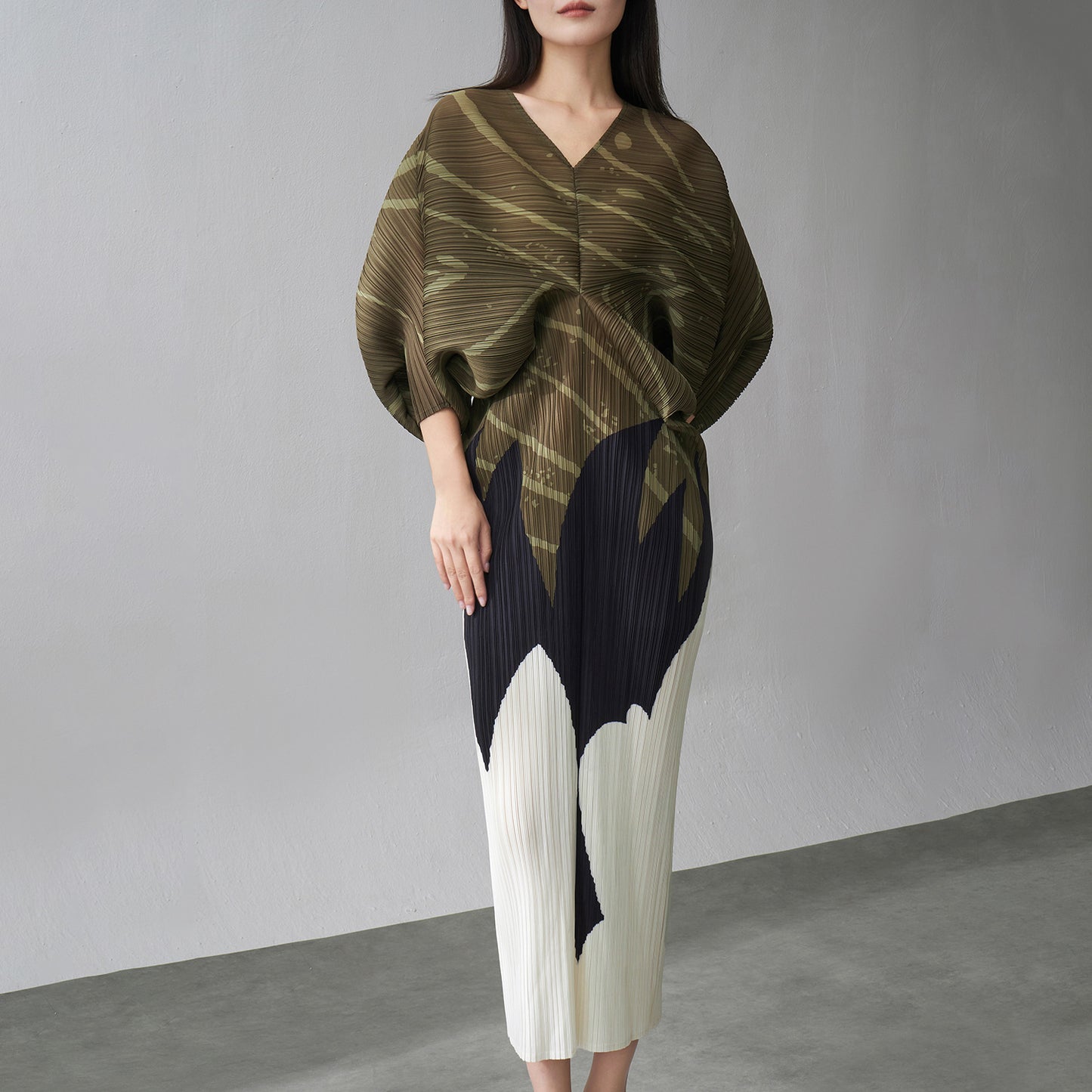 Wrinkled bat sleeve V-neck skirt