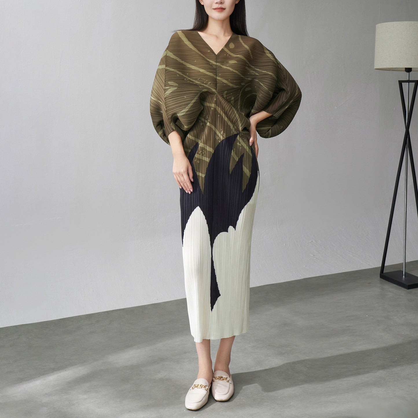 Wrinkled bat sleeve V-neck skirt