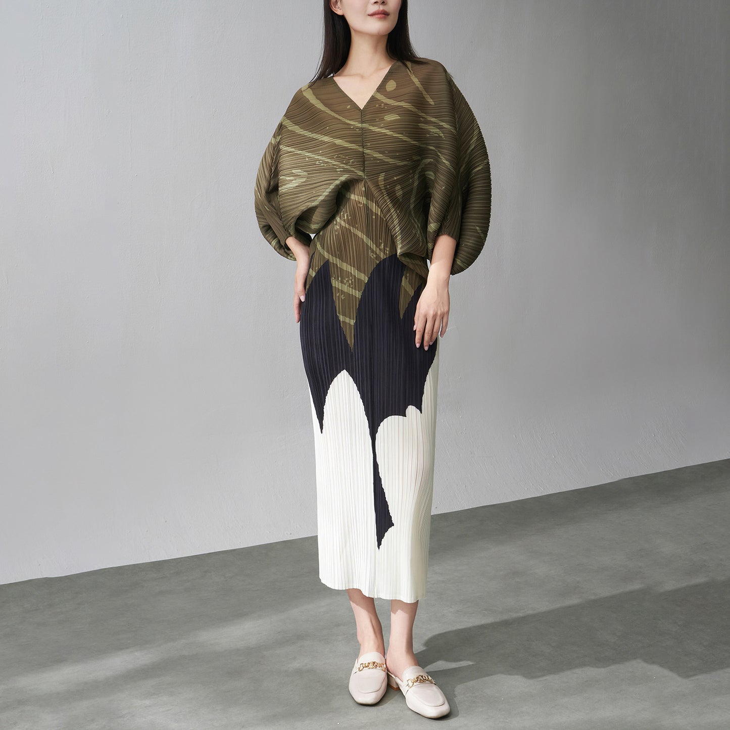 Wrinkled bat sleeve V-neck skirt